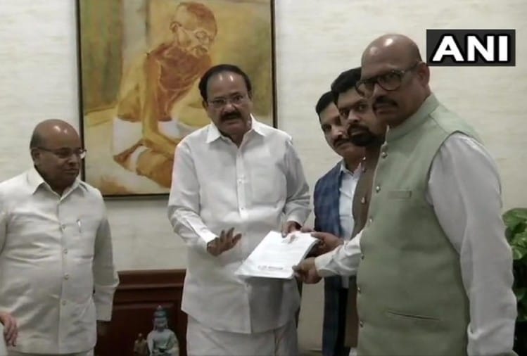भाजपा में शामिल दो टीडीपी सांसदों पर चल रही है सीबीआई, ईडी और आयकर की जांच राज्यसभा सभापति वेंकैया नायडू को इस्तीफा देते टीडीपी सांसद वाईएस चौधरी, टीजी वेंकटेश और वाईएस चौधरी