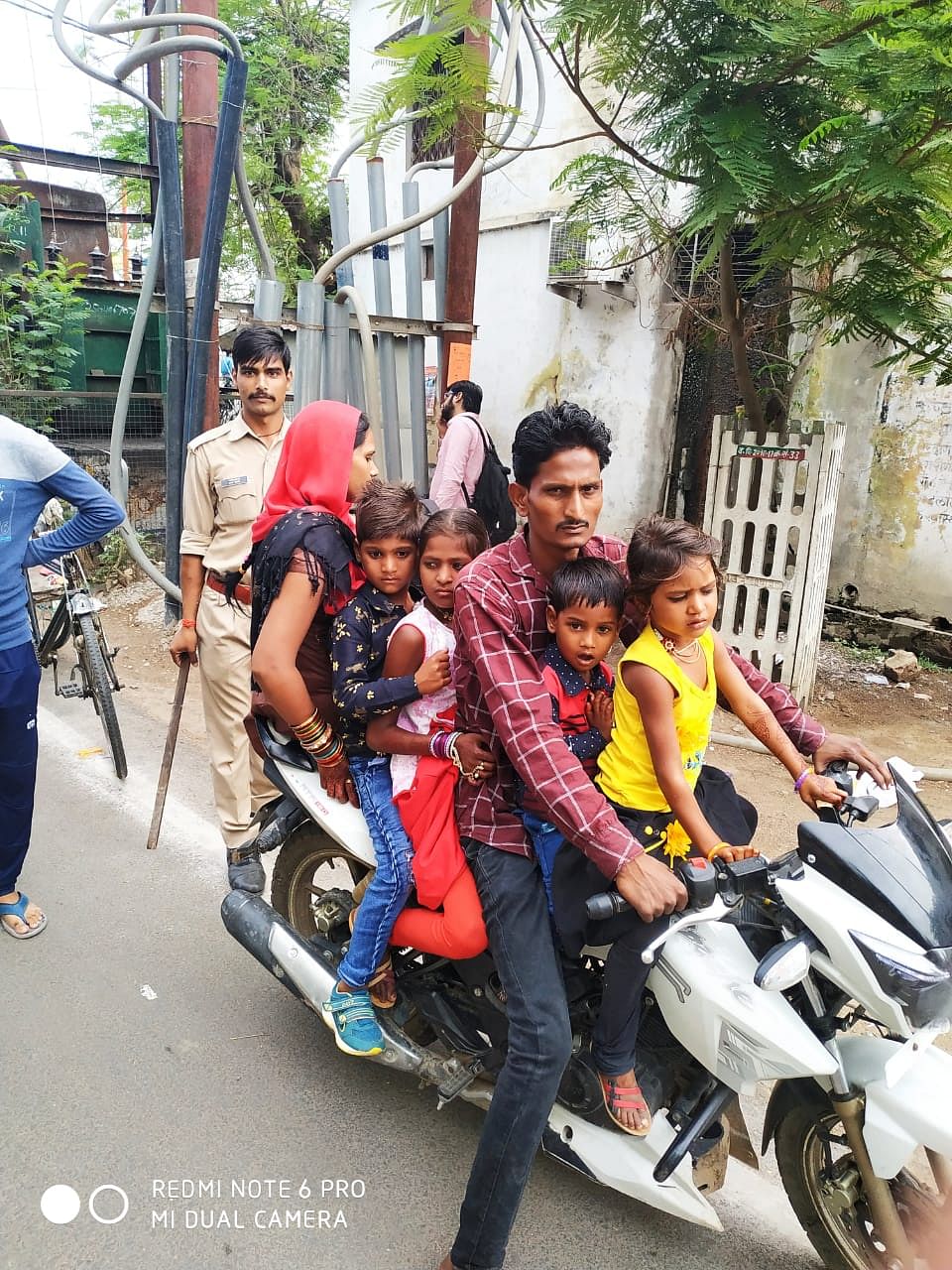 दो पहिया वाहन पर छह सवारियों को बिठाकर नियमों को मुंह चिढ़ाता चालक दो पहिया वाहन पर छह सवारियों को बिठाकर नियमों को मुंह चिढ़ाता चालक
