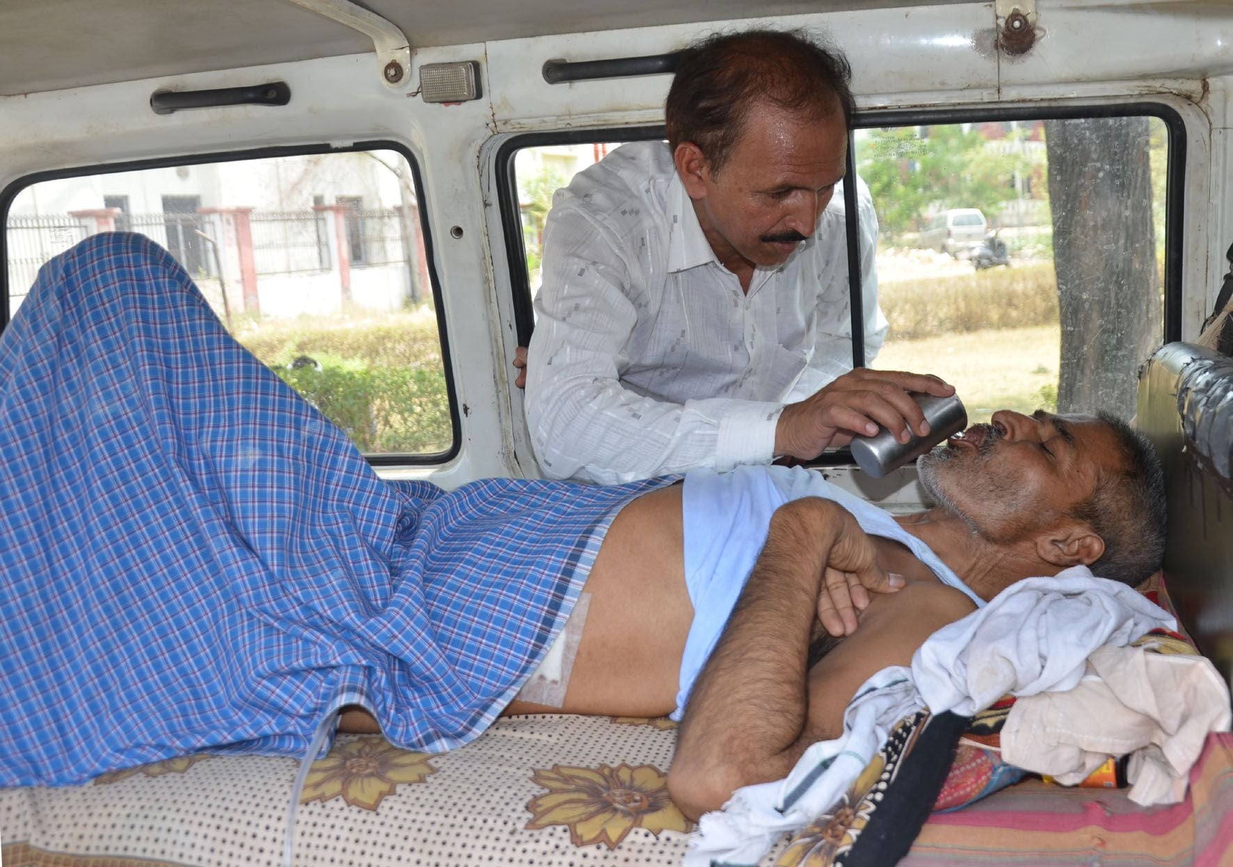 जेएन मेडिकल में जूनियर डॉक्टरों की हड़ताल के बाद इमरजेंसी में उपचार न मिलने पर नवाब सिंह निवासी ज जेएन मेडिकल में जूनियर डॉक्टरों की हड़ताल के बाद इमरजेंसी में उपचार न मिलने पर नवाब सिंह निवासी ज