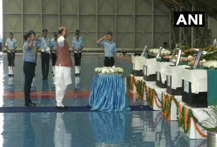 एएन-32 दुर्घटना में शहीद जवानों के पार्थिव शरीर घरों के लिए रवाना, रक्षा मंत्री ने श्रद्धांजलि दी श्रद्धांजलि देते रक्षा मंत्री राजनाथ सिंह