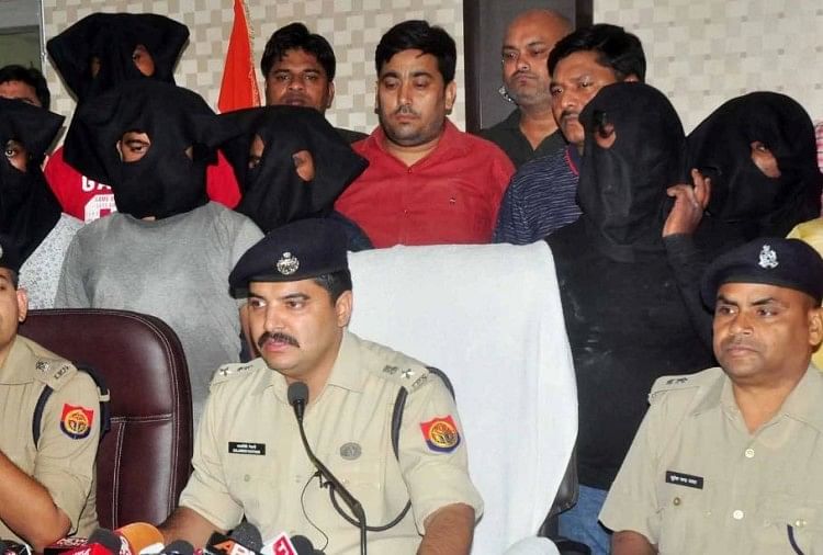 पकड़े गए बदमाशों के बारे में जानकारी देते एसएसपी कलानिधि नैथानी।