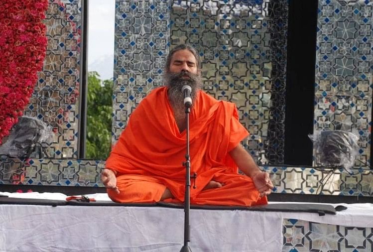 औली में शाही शादी: बरात निकलने से पहले बाबा रामदेव ने मेहमानों को कराया एक घंटे योग, तस्वीरें uttarakhand royal wedding before 200 crore marriage baba ramdev do yoga with guest