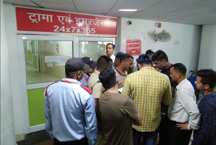 ऋषिकेश: तेज रफ्तार कार चालक ने स्काउट गाइड के 15 बच्चों को रौंदा, एम्स में भर्ती एम्स में बच्चों को भर्ती कराते लोग Bharat Rajneeti