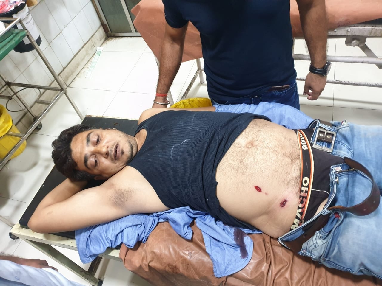 क्राइम की खबर के साथ अमीनाबाद में युवक गोली मारी बलराम पुर में इलाज के लिए लाया गया व लगी भीड क्राइम की खबर के साथ अमीनाबाद में युवक गोली मारी बलराम पुर में इलाज के लिए लाया गया व लगी भीड