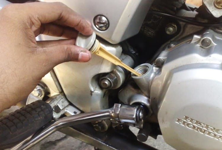 How To Check Engine Oil Level In Motorcycle And Know Top Up Process
