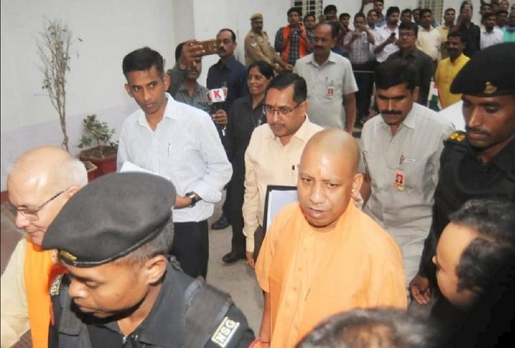 बैठक में शामिल होने के लिए जाते सीएम योगी
