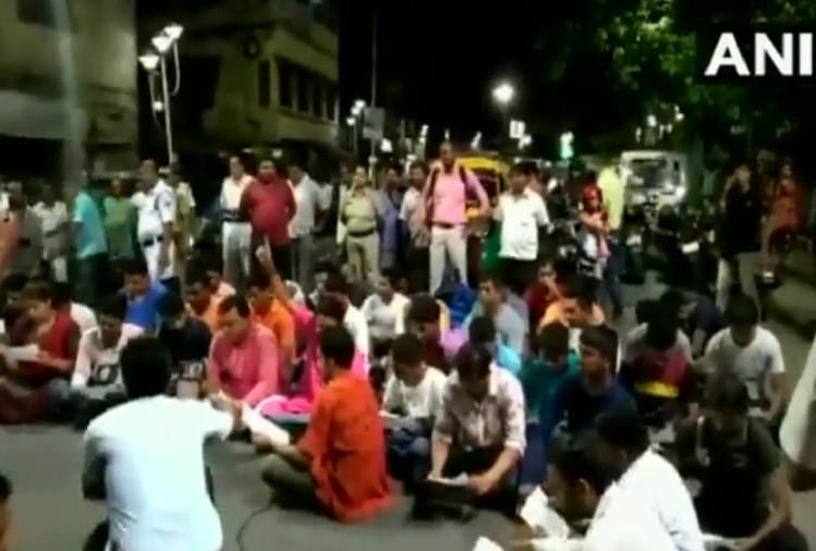 रोड पर हनुमान चालिसा का पाठ करते भाजपा युवा मोर्चा के कार्यकर्ता