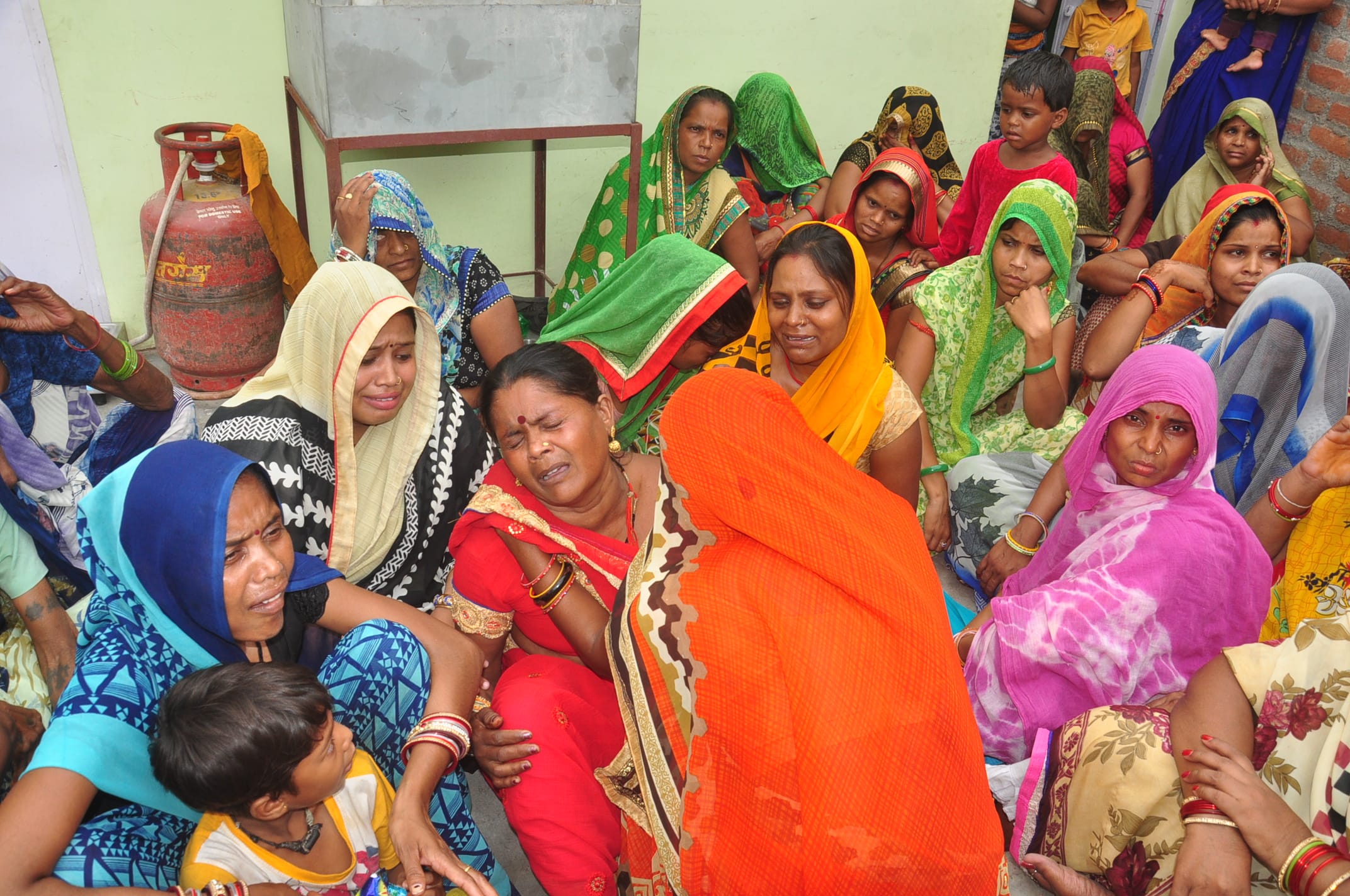 हसारी टपरियन में फांसी से हुई उद्योग विभाग के कर्मचारी की मौत के बाद विलाप कर रहीं पत्नी शीला को प? हसारी टपरियन में फांसी से हुई उद्योग विभाग के कर्मचारी की मौत के बाद विलाप कर रहीं पत्नी शीला को प?