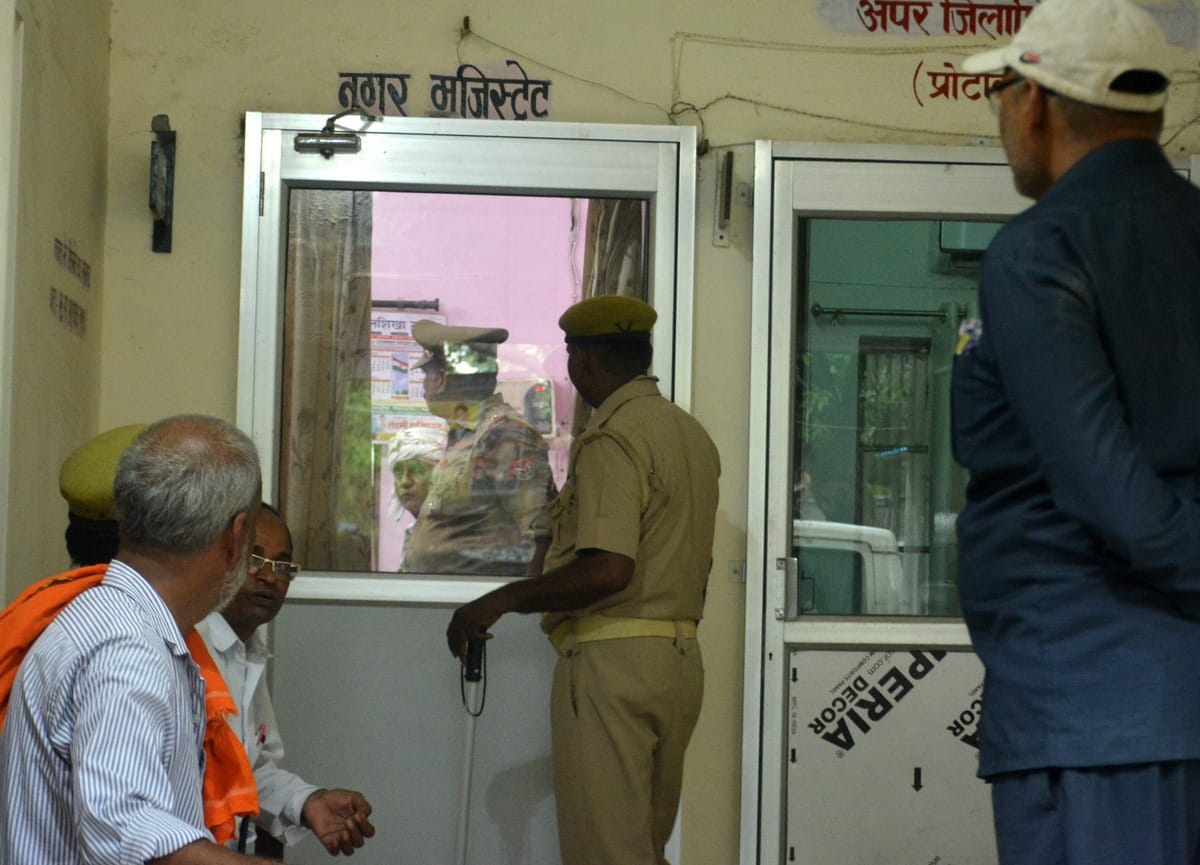 नगर मजिस्ट्रेट के कार्यालय के बाहर जुटे लोग