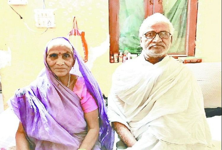 Elderly Parents Living In Ramlal Old Age Home Agra - बेटों के हैं