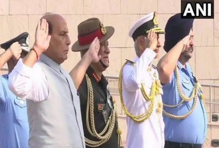 रक्षा बलों के पास मौजूद युद्धक हथियारों का जायदा लेगें रक्षा मंत्री तीनों सेना प्रमुख के साथ राजनाथ सिंह