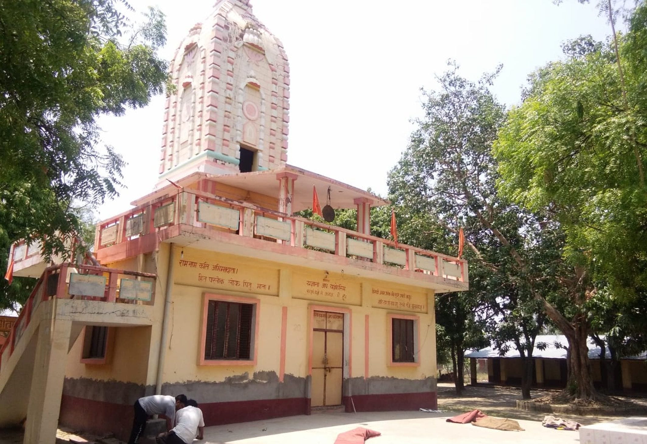 अयोध्या में सरयू तट स्थित फटिक शीला आश्रम। अयोध्या में सरयू तट स्थित फटिक शीला आश्रम।
