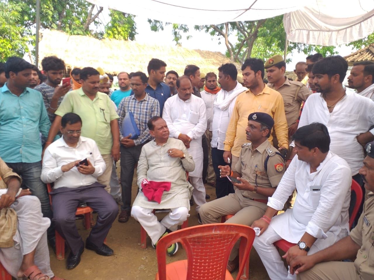 आसपुर देवसरा के कादीपुर किलाई गांव में किराना व्यापारी के घर पहुंचे कैबिनेट मंत्री मोती सिंह। आसपुर देवसरा के कादीपुर किलाई गांव में किराना व्यापारी के घर पहुंचे कैबिनेट मंत्री मोती सिंह।