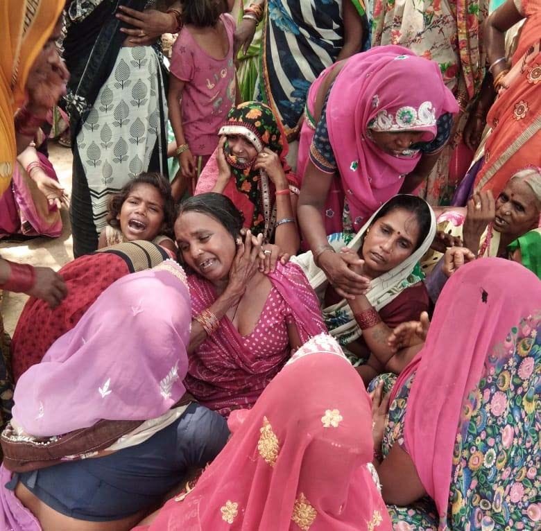 प्रतापगढ़ के लालगंज कोतवाली के पूरे नेवाजी में छात्र का शव मिलने के बाद बिलखते परिजन। प्रतापगढ़ के लालगंज कोतवाली के पूरे नेवाजी में छात्र का शव मिलने के बाद बिलखते परिजन।