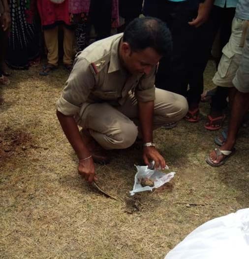 लालगंज कोतवाली के पूरे नेवाजी में घटना स्थल से खून नमूना लेती पुलिस। लालगंज कोतवाली के पूरे नेवाजी में घटना स्थल से खून नमूना लेती पुलिस।