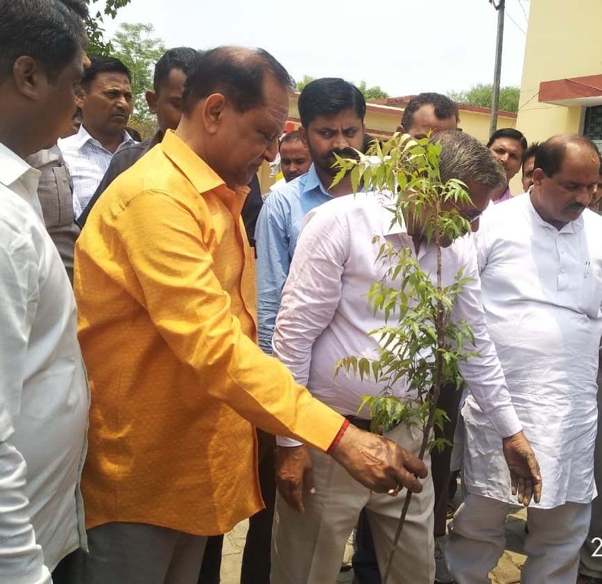 ब्लॉक सभागार बाबा बेलखरनाथ धाम में आयोजित कार्यक्रम में पौधरोपण करते कैबिनेट मंत्री मोती सिंह। ब्लॉक सभागार बाबा बेलखरनाथ धाम में आयोजित कार्यक्रम में पौधरोपण करते कैबिनेट मंत्री मोती सिंह।