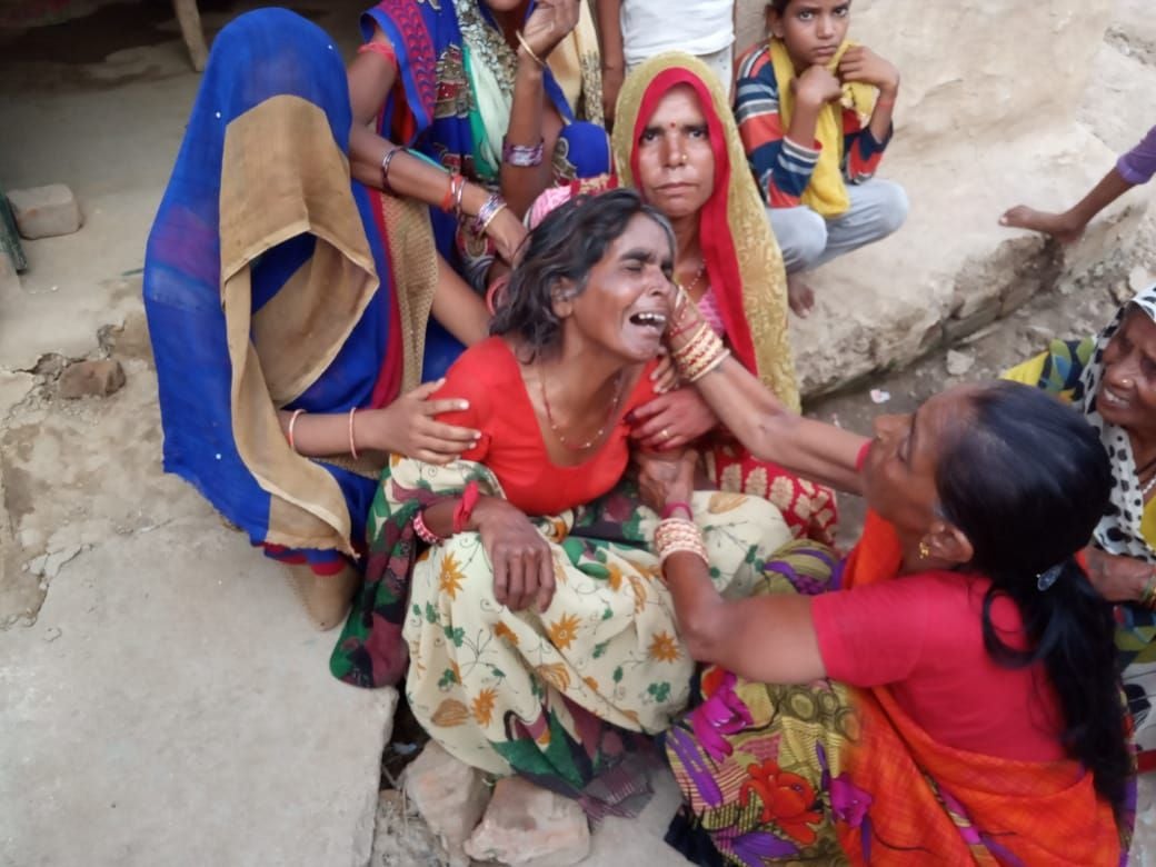 मनोज के घर पर रोते बिलखते परिजन। 