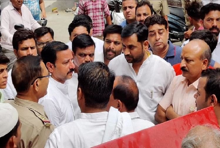 मेरठ: प्रहलादनगर में गुंडागर्दी की हदें पार, सामने आई पुलिस की घोर लापरवाही, ऐसे हुआ खुलासा प्रहलादनगर के लोगों से बात करते विधायक सोमेंद्र तोमर