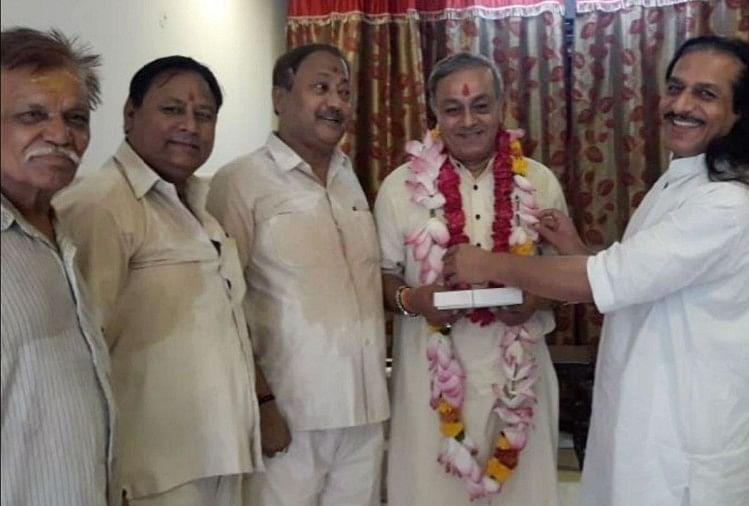 राज्यसभा सांसद संजय सिंह का स्वागत करते कांग्रेसी
