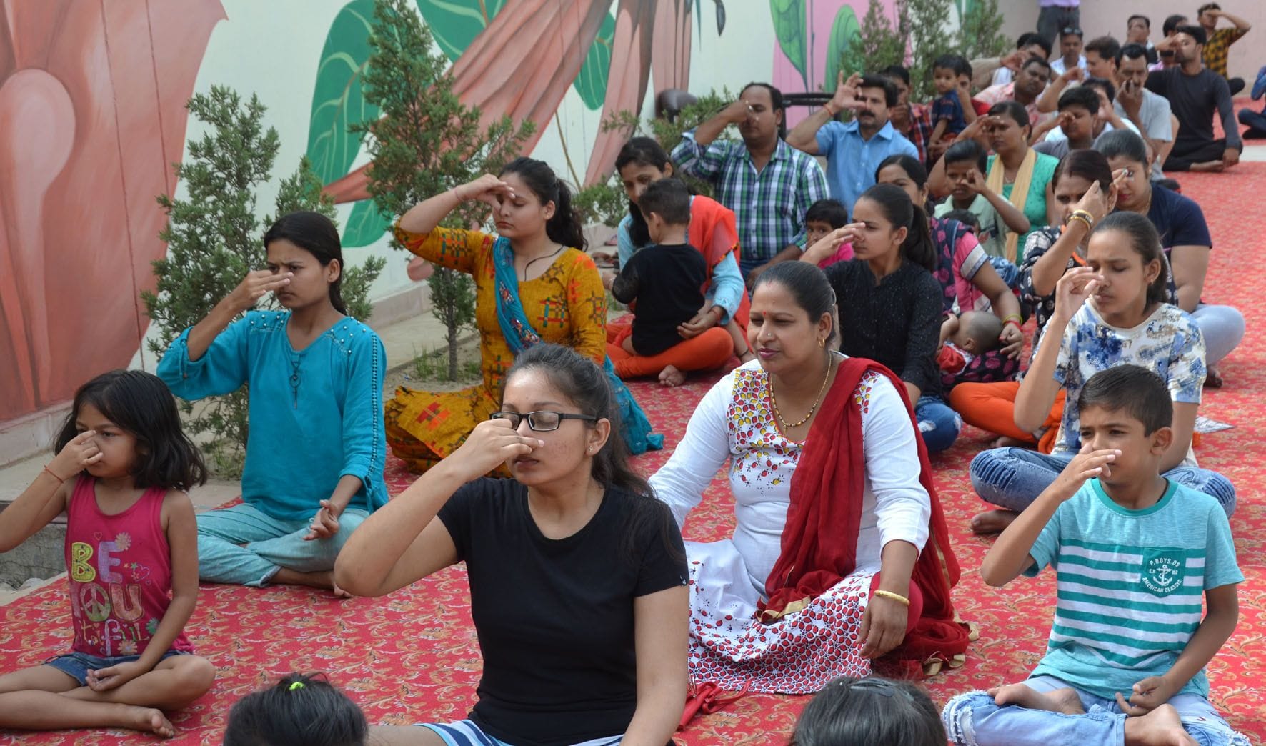 आगरा रोड़ समृद्घि टाउनशिप में अमर उजाला अपराजिता द्वारा योग शिविर में योगा करती महिला पुरूष व बच?