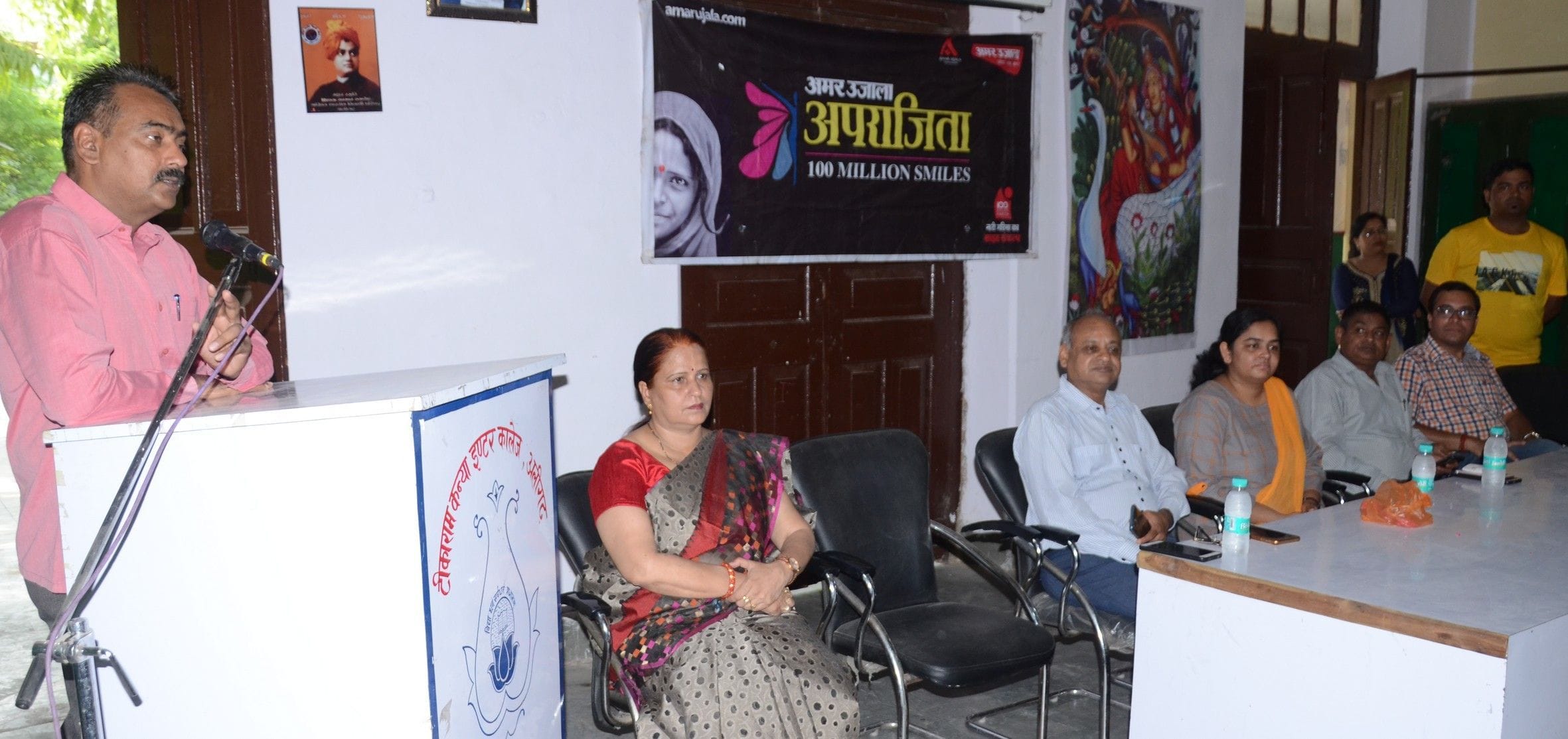 टीकाराम इंटर कॉलेज में अमर उजाला अपराजिता द्वारा आयोजित कार्यक्रम को संबोधित करते डीआईओएस डॉ. ध? टीकाराम इंटर कॉलेज में अमर उजाला अपराजिता द्वारा आयोजित कार्यक्रम को संबोधित करते डीआईओएस डॉ. ध?
