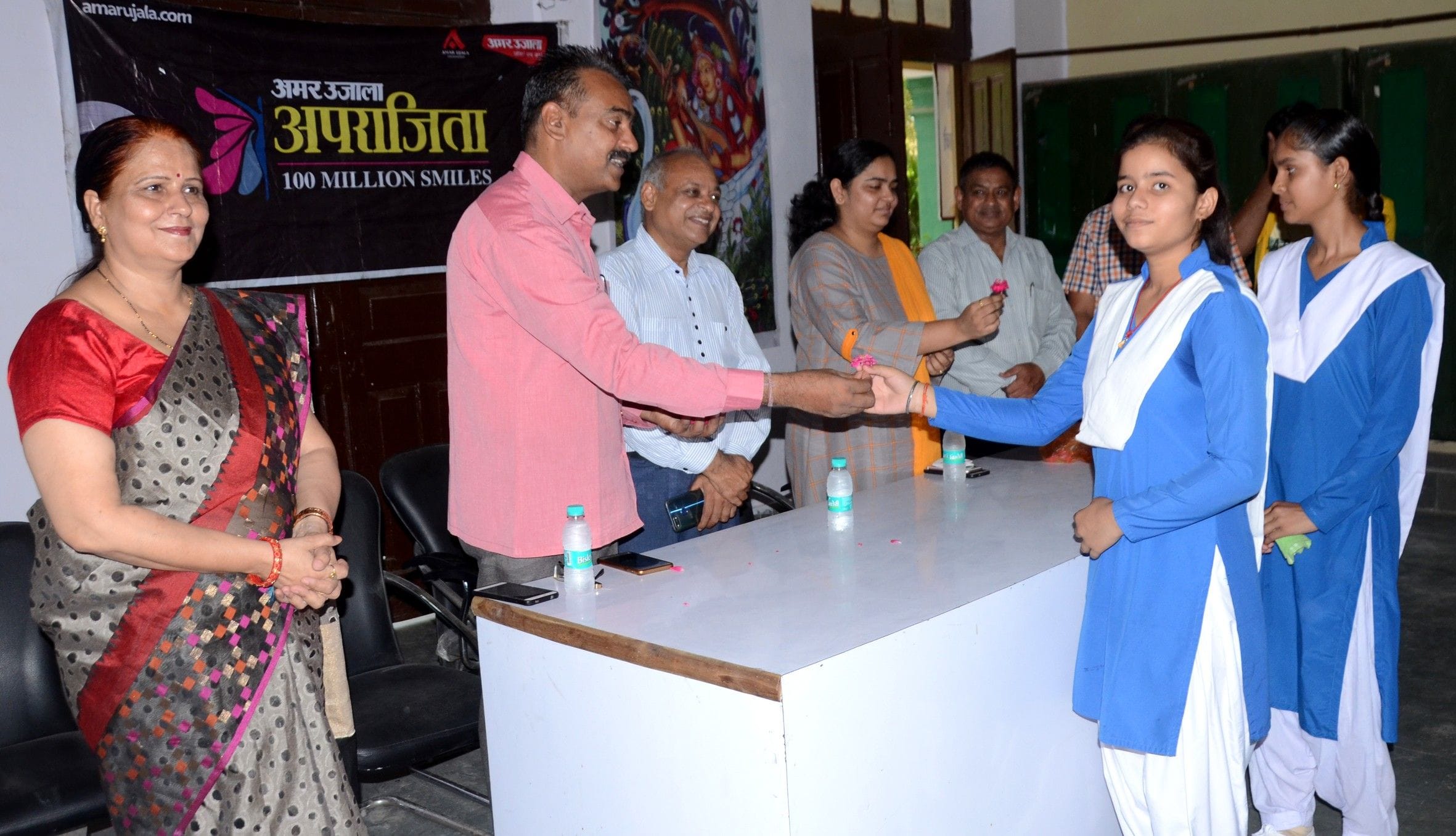 टीकाराम इंटर कॉलेज में अमर उजाला अपराजिता व पुरातन छात्र समिति द्वारा स्कूल खुलने पर छात्राओं क? टीकाराम इंटर कॉलेज में अमर उजाला अपराजिता व पुरातन छात्र समिति द्वारा स्कूल खुलने पर छात्राओं क?