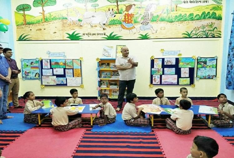 दिल्ली के सरकारी स्कूल में मनीष सिसोदिया