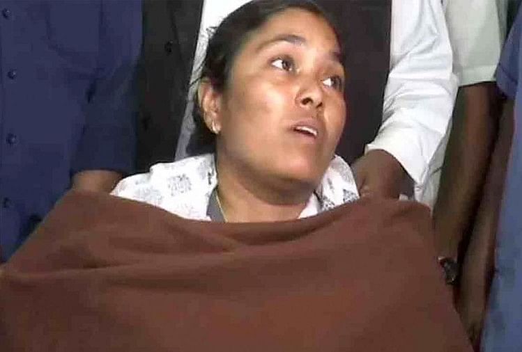 पिटाई के बाद सहमीं महिला वन अधिकारी, बताया जान का खतरा अस्पताल में भर्ती महिला वन अधिकारी