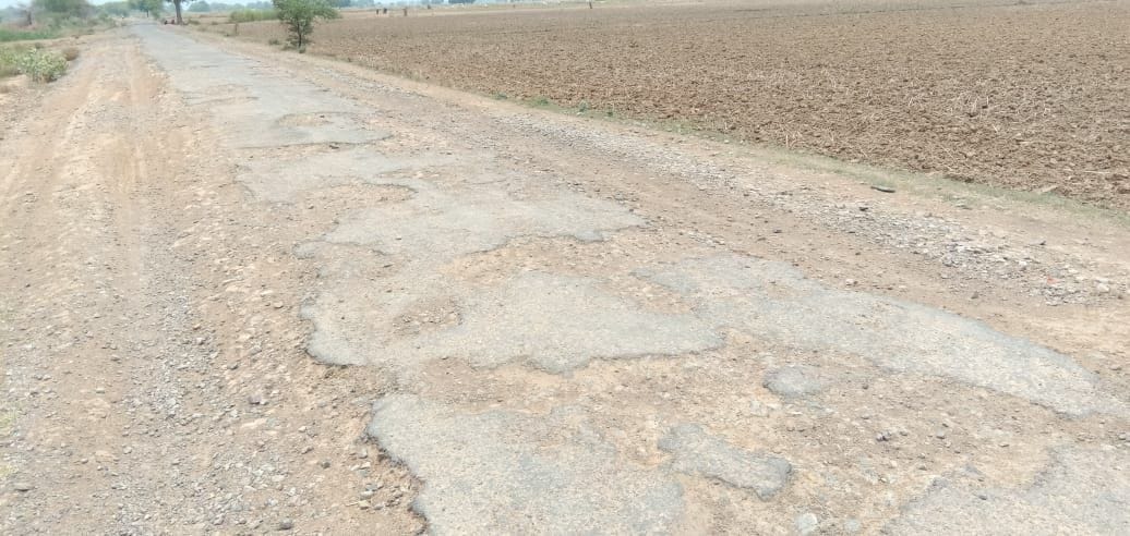 सरावन में क्षतिग्रस्त पड़ी सड़क