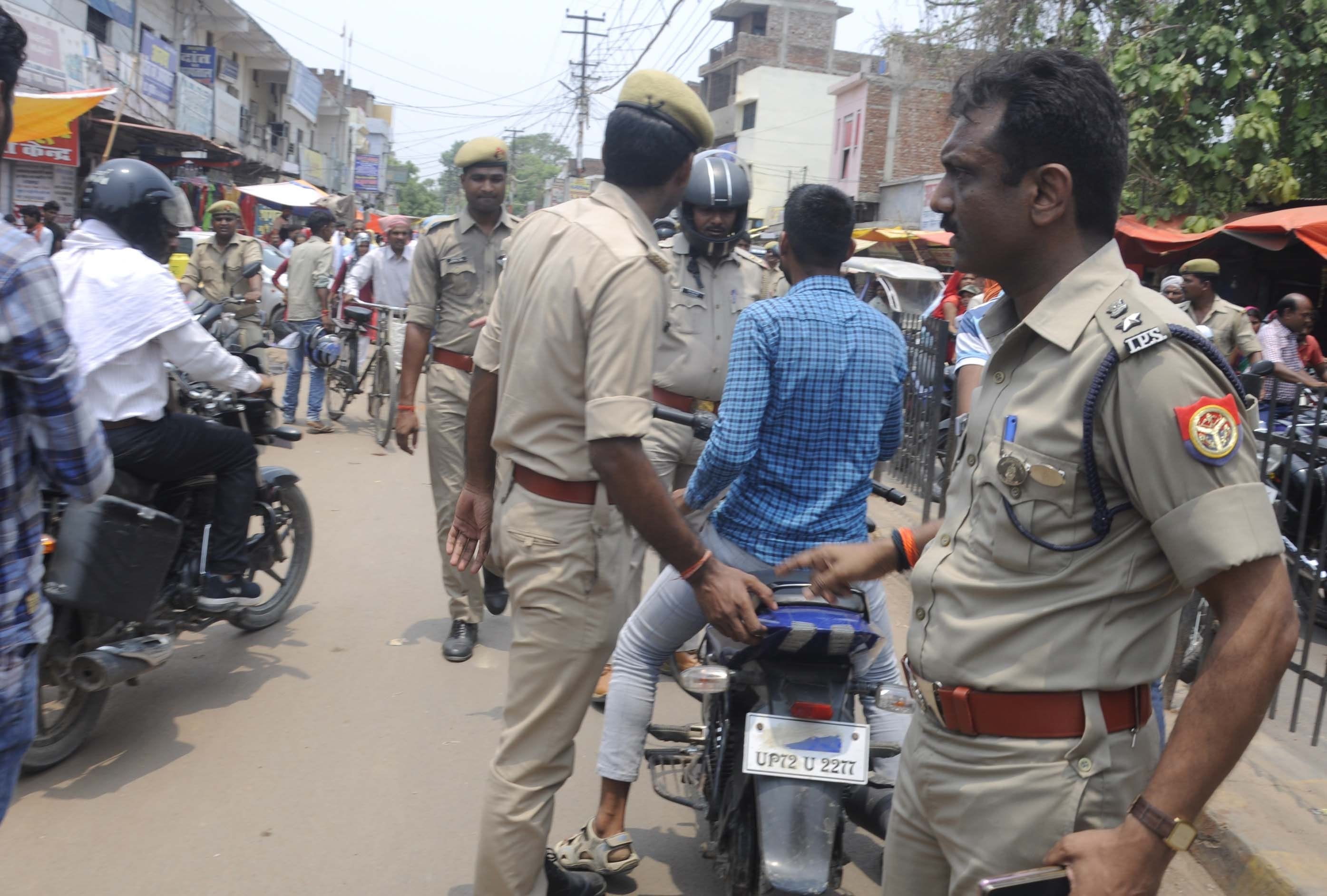 शहर में शांति व्यावस्था बनाने को बाइक से निकले एसपी एस आनन्द संदिग्ध युवकों को पकड़वाते। शहर में शांति व्यावस्था बनाने को बाइक से निकले एसपी एस आनन्द संदिग्ध युवकों को पकड़वाते।