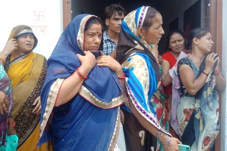 सगरा सुन्दरपुर के तिना गांव में बदमाशों की गोली से मृत बैंक कर्मी का शव पहुंचने पर बिलखते परिजन।
