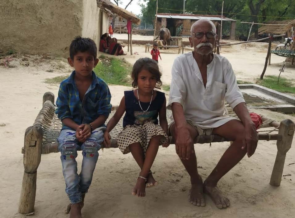 महेशगंज थाना क्षेत्र के चेतरा गांव में मृत सुमन देवी के बच्चे व ससुर। महेशगंज थाना क्षेत्र के चेतरा गांव में मृत सुमन देवी के बच्चे व ससुर।