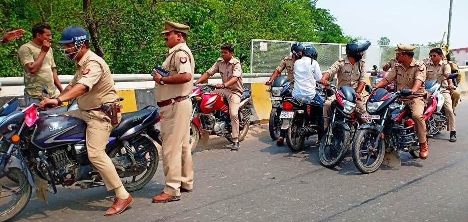 चिलबिला ओवर ब्रिज पर संदिग्ध वाहनों की चेकिंग करते गरूड वाहिनी के लोग। चिलबिला ओवर ब्रिज पर संदिग्ध वाहनों की चेकिंग करते गरूड वाहिनी के लोग।