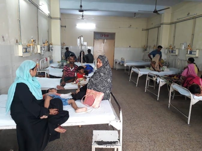 Children Admit In District Hospital - उल्टी दस्त व मौसमी बुखार के 50 बच्चे  - Basti News