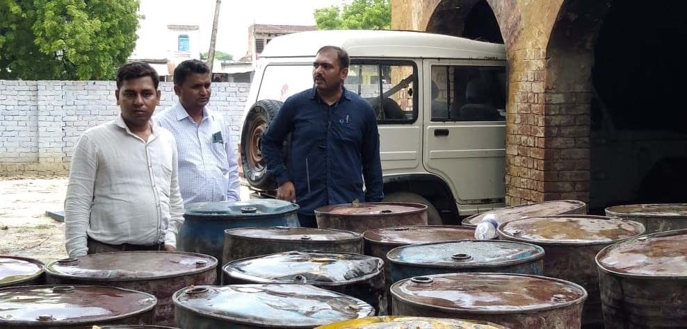 बाघराय के कोर्रही गांव में नकली डीजल बनाने के गोदाम में जांच करते अधिकारी। बाघराय के कोर्रही गांव में नकली डीजल बनाने के गोदाम में जांच करते अधिकारी।