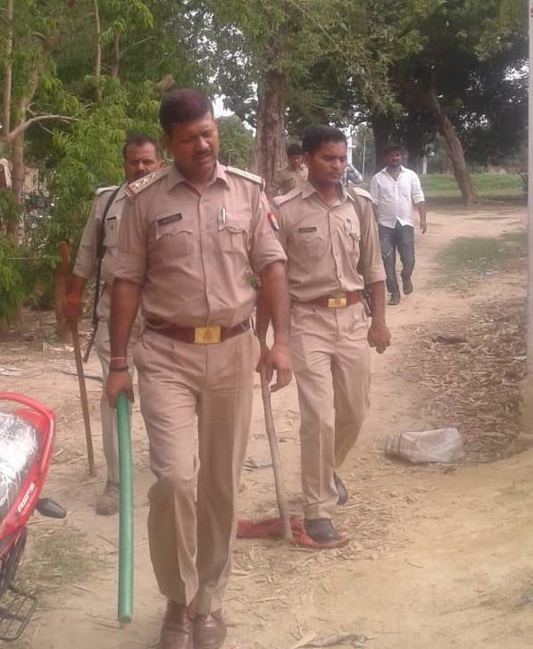 मानधाता ब्लाक के पूरे पितई गांव में कोटे के चुनाव के दौरान फायरिंग के बाद पहुंची पुलिस। मानधाता ब्लाक के पूरे पितई गांव में कोटे के चुनाव के दौरान फायरिंग के बाद पहुंची पुलिस।