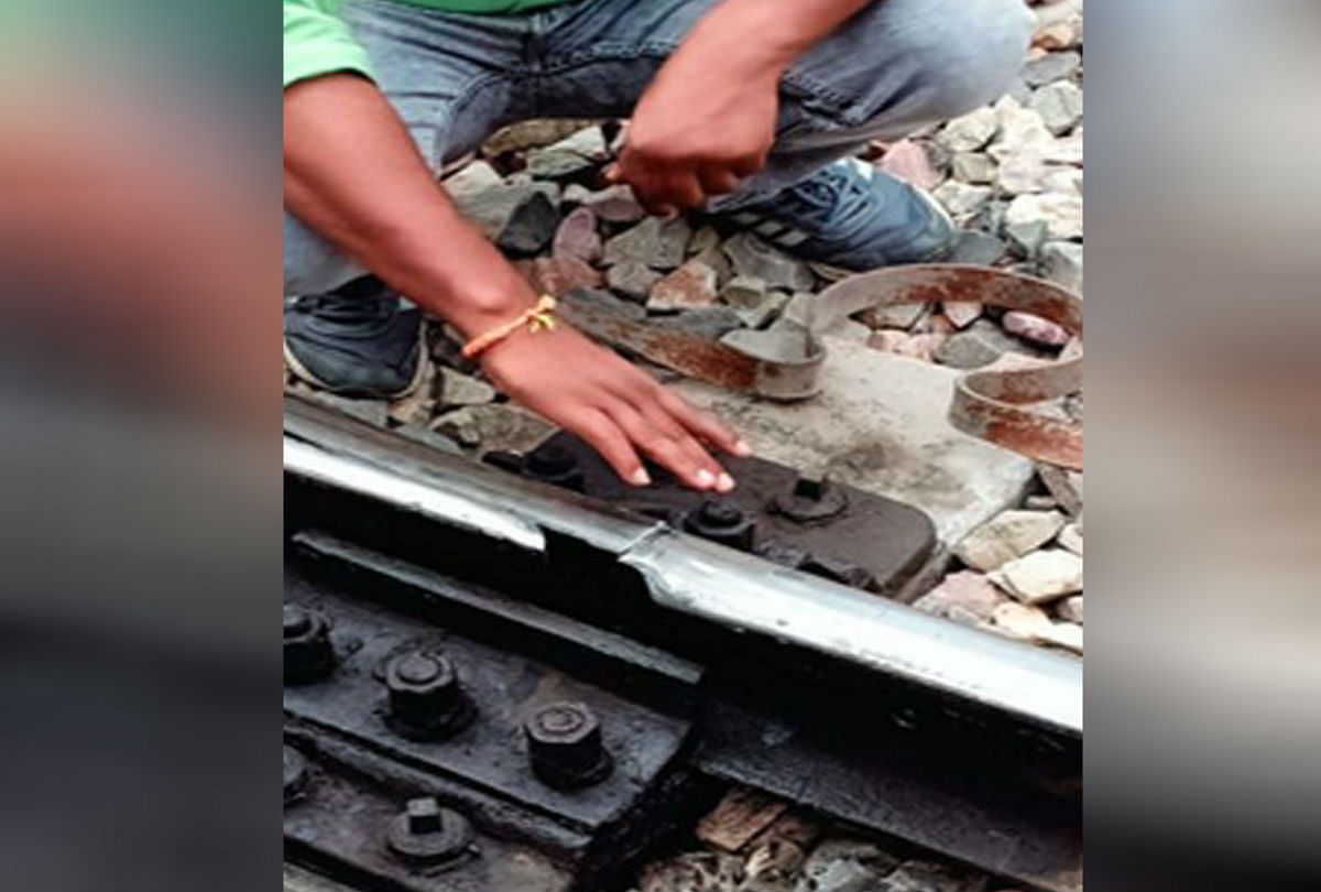 Rail Track Fracture At Kasganj Kanpur Railway Route - कासगंज-कानपुर रेल  मार्ग पर रात भर रहा 'खतरे का सफर', चटकी रेल पटरी पर दौड़ती रहीं ट्रेनें -  Amar Ujala Hindi News Live