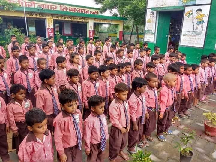 विद्यालय में सुबह की प्रार्थना के दौरान उपस्थित बच्चे। अमर उजाला