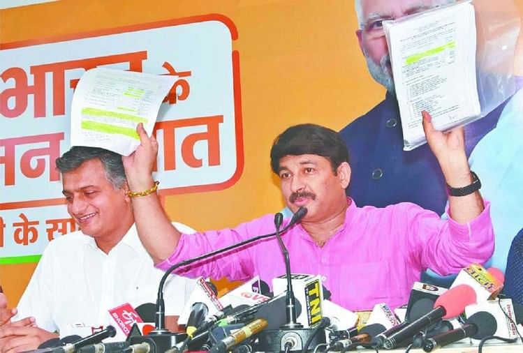 प्रेसवार्ता के दौरान दस्तावेज दिखाते मनोज तिवारी