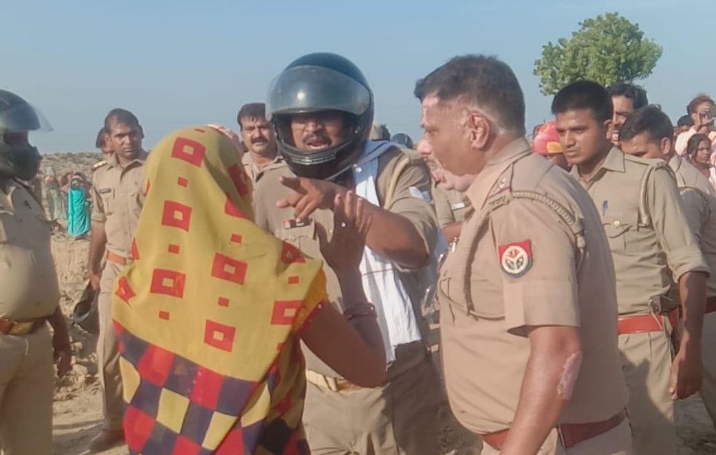 ठाकुरगंज में हादसे में दो मासूमों की मौत के बाद हंगामा करते पीड़ित परिवारीजन और मौके पर मौजूद पुल ठाकुरगंज में हादसे में दो मासूमों की मौत के बाद हंगामा करते पीड़ित परिवारीजन और मौके पर मौजूद पुल