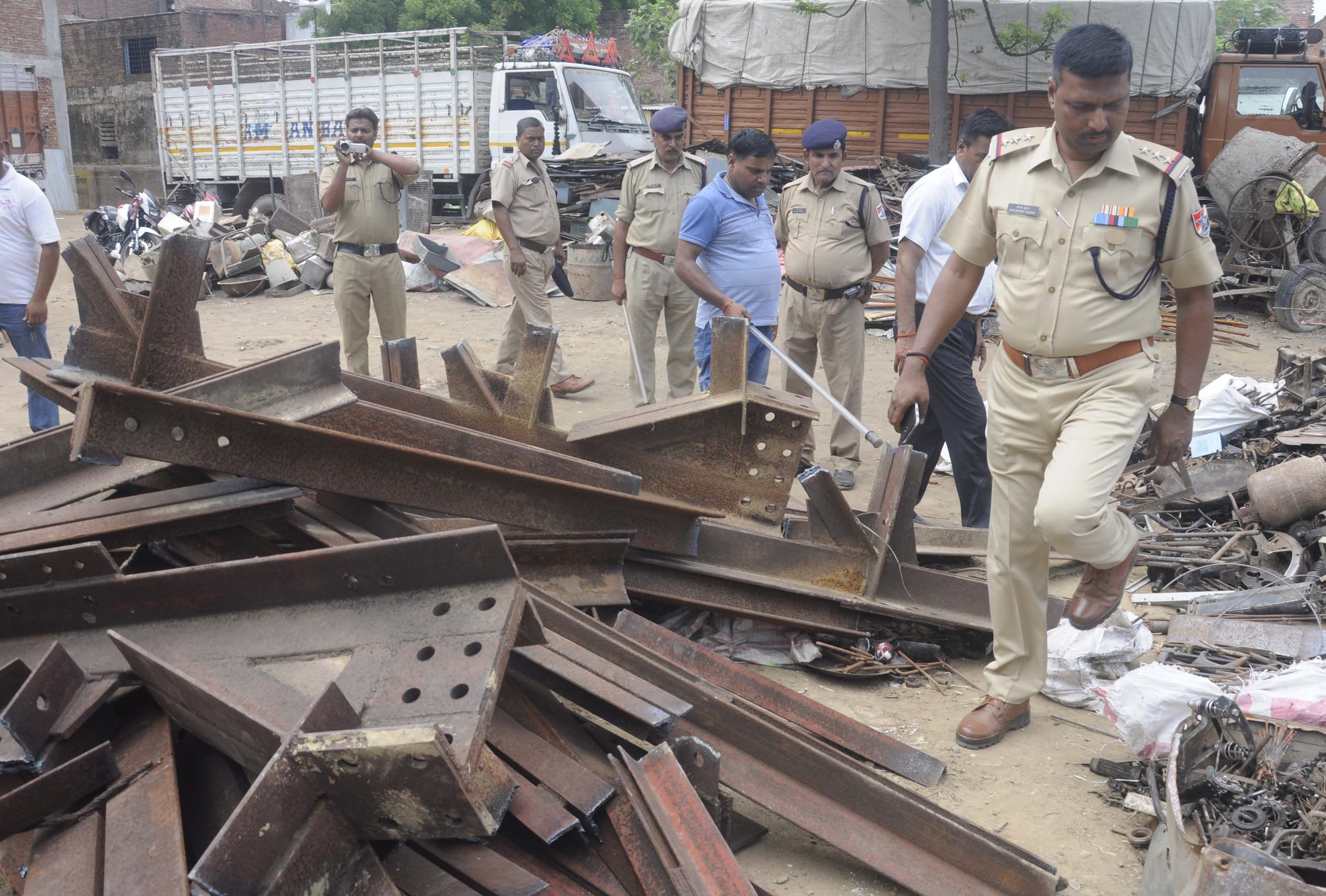 नगर कोतवाली के बाबागंज स्थित अख्तर कबाड़ी के गोदाम में बरामद रेलवे के सामान का निरीक्षण करते आरप?