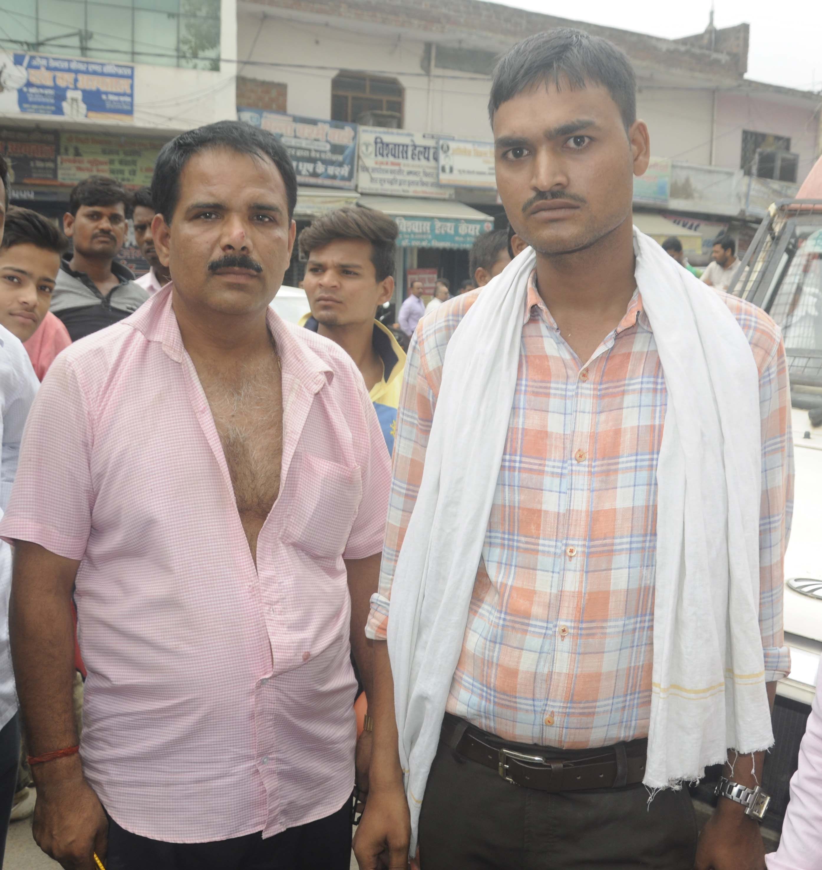 राजापाल चौराहे पर हमलावरों द्वारा पीटे गये कैश वैन के चालक व कैशियर। राजापाल चौराहे पर हमलावरों द्वारा पीटे गये कैश वैन के चालक व कैशियर।