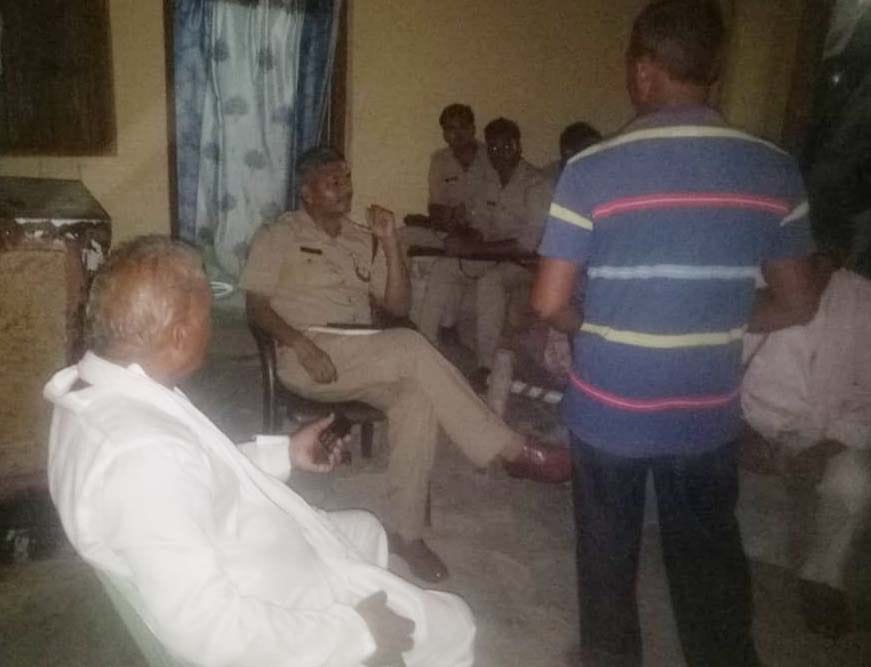 जेठवारा थाने के डोमीपुर में करंट की चपेट में आने से लाइनमैन की मौत के बाद पहुंचे सीओ ग्रामीणों द्? जेठवारा थाने के डोमीपुर में करंट की चपेट में आने से लाइनमैन की मौत के बाद पहुंचे सीओ ग्रामीणों द्?
