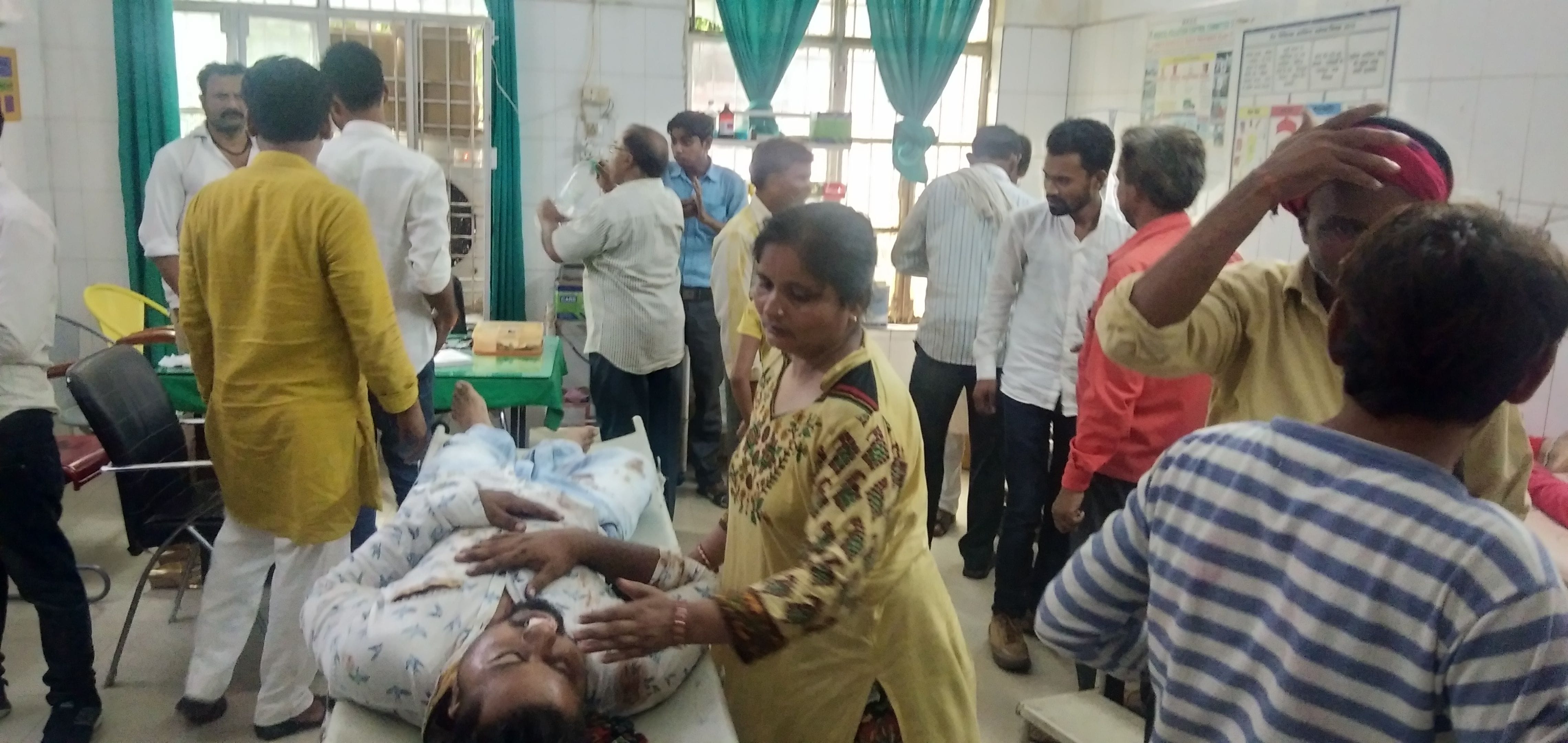 जिला अस्पताल की इमरजेंसी में  घायलों का इलाज करते डॉक्टर
