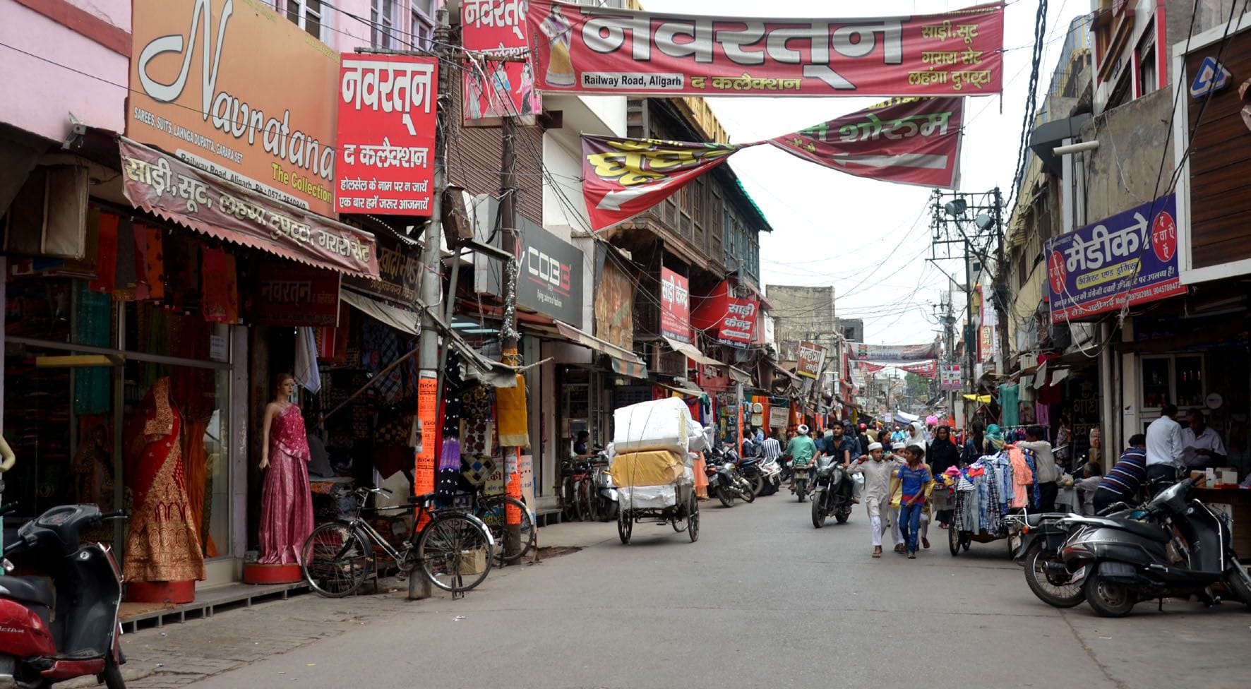 रेलवे रोड़ पर खुला पड़ा बाजार।