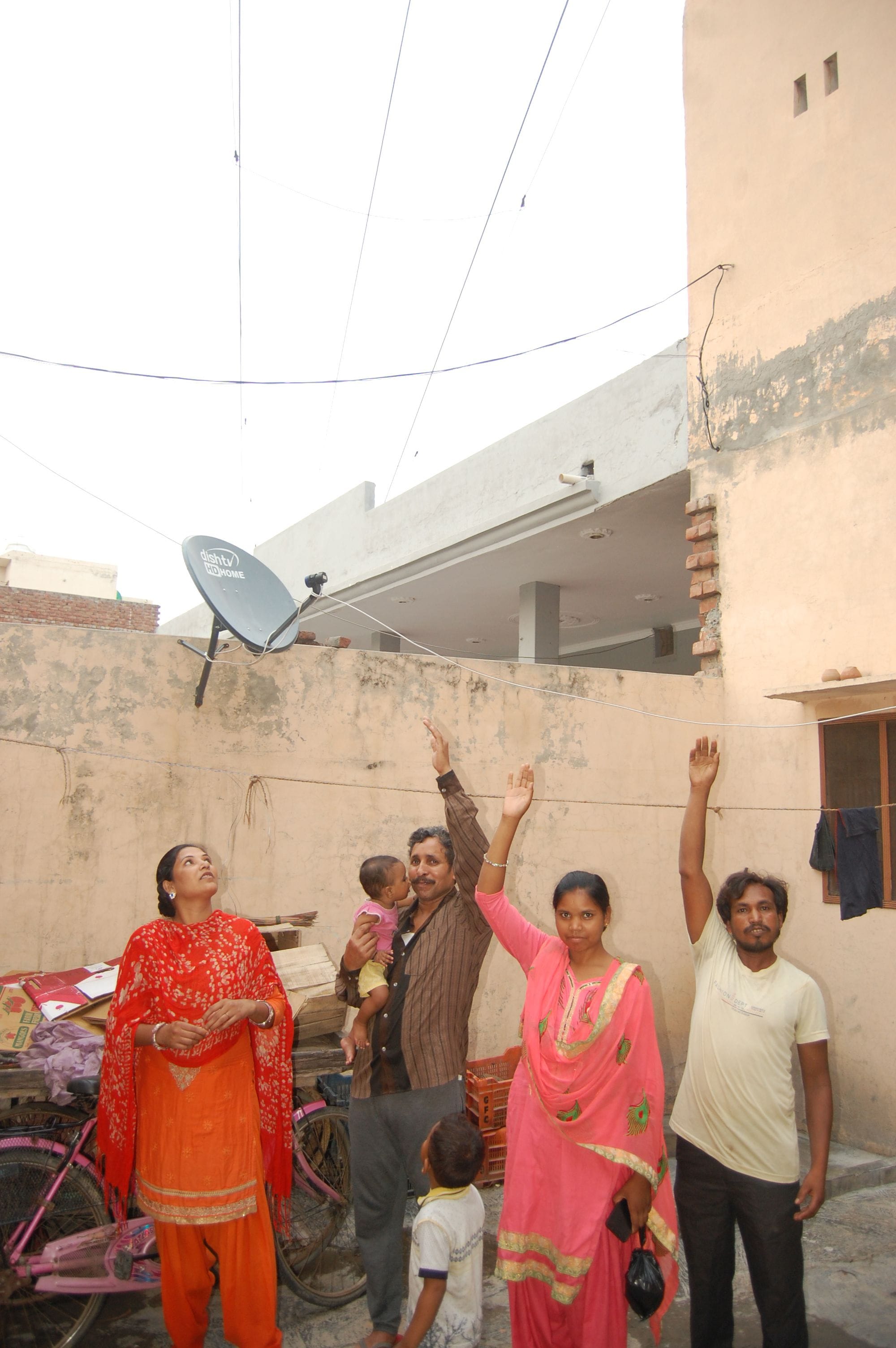 कैथल। करनाल रोड स्थित वैष्णो कालोनी में मकानो के ऊपर से गुजर रही हाईटेंशन तारों को दिखाते हुए पीड कैथल। करनाल रोड स्थित वैष्णो कालोनी में मकानो के ऊपर से गुजर रही हाईटेंशन तारों को दिखाते हुए पीड