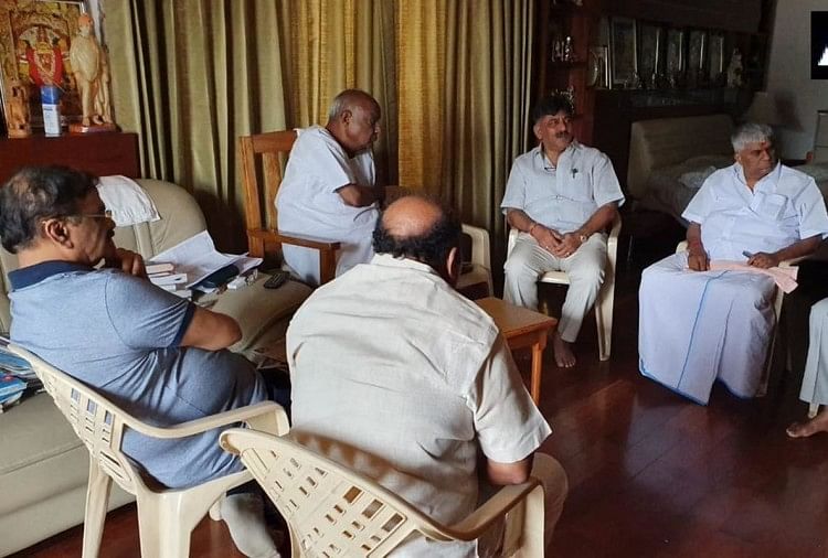 एचडी देवगौड़ा के घर बैठक(File Photo)