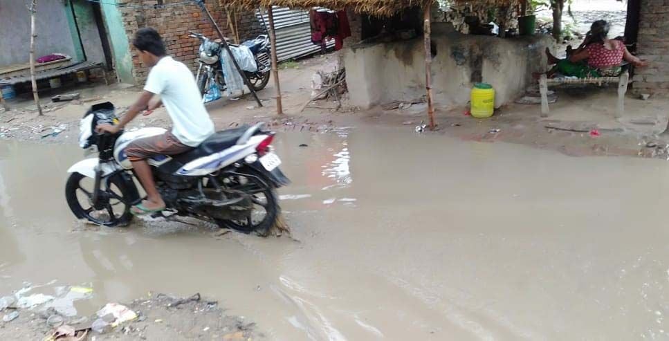 जगेशरगंज में जोरदार बारिश से बाजार में सडक पर भरा पानी। जगेशरगंज में जोरदार बारिश से बाजार में सडक पर भरा पानी।