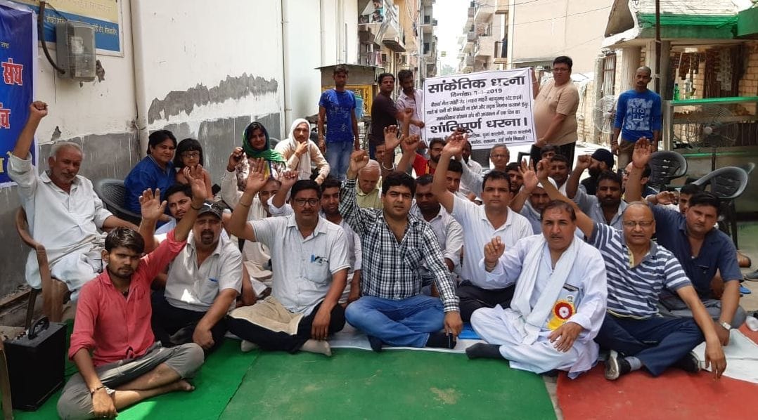  बीसवां मील बहादुरगढ़ हाईवे के सुधार को लेकर धरना देते लोग।