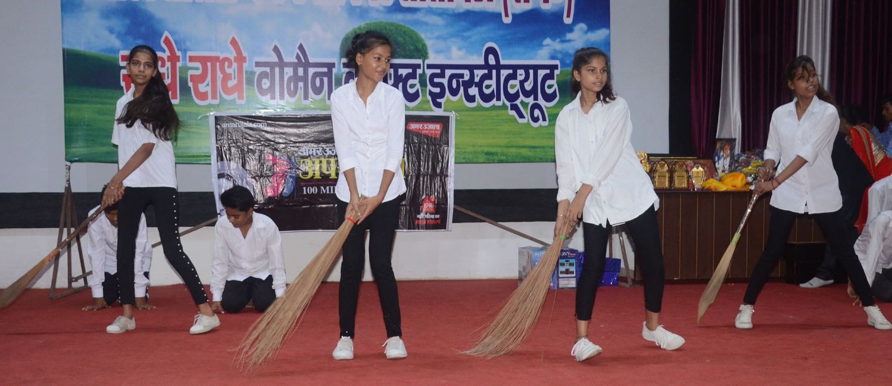 कार्यक्रम में प्रस्तुति देते बच्चे।